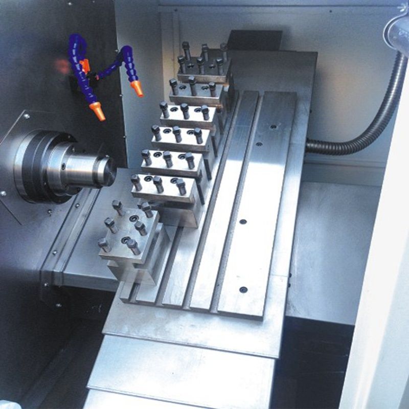 Otrolig CNC-svarvmaskin inuti fabriken Perfekt CNC-arbetsprocess