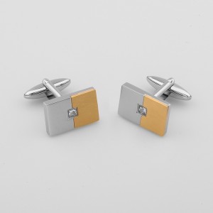Manschettknappar i rostfritt stål med gravyr i två ton 18K guld med kubisk zirkonsten