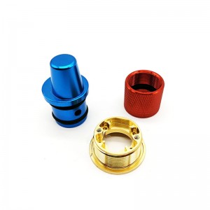 Delar av aluminium, anodiserade och rostfritt stål, i fabriksfartyg