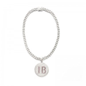 Modig runda brev graverade diamanthänge med kedja