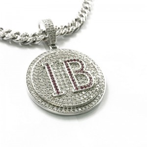 Modig runda brev graverade diamanthänge med kedja