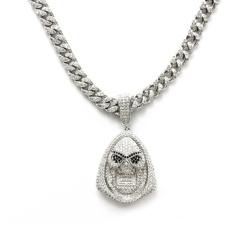 Dennya hip-hop-encrusted zircon demonhuvudet ser ut som ett diamanthalsband