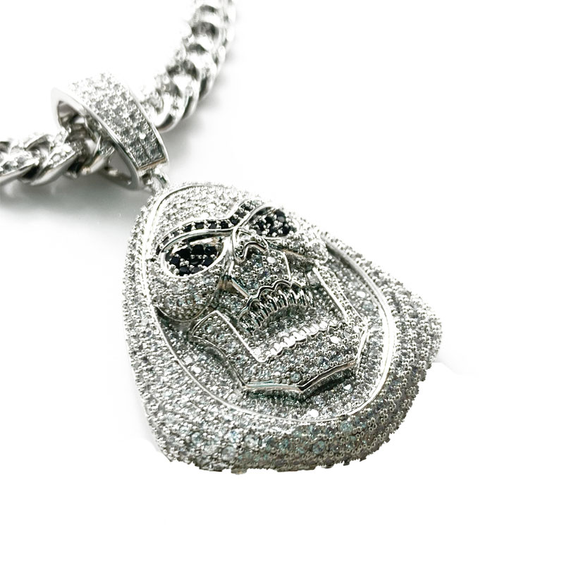 Dennya hip-hop-encrusted zircon demonhuvudet ser ut som ett diamanthalsband