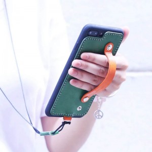 Den är lämplig för iPhone 8 mobiltelefon skyddande läderfodral. Den är gjord av toppkalvskinn. Läderfodralet är utformat med en handrem. Den importerade tpu + pc två i ett mjukt gummifodral är anti fall och anti repor