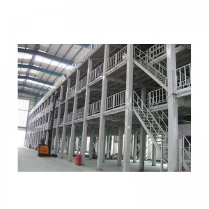 Stålplattform och trappor