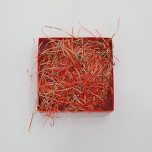 Partihandel högkvalitativ dekorativ raffia strimlad låda fyllning crinkle shredded papper för presentförpackning fille kraft packning crinkle papper shred