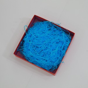 Partihandel högkvalitativ dekorativ raffia strimlad låda fyllning crinkle shredded papper för presentförpackning fille kraft packning crinkle papper shred