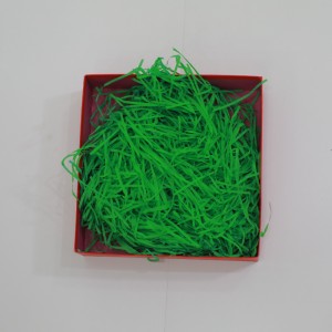 Partihandel högkvalitativ dekorativ raffia strimlad låda fyllning crinkle shredded papper för presentförpackning fille kraft packning crinkle papper shred