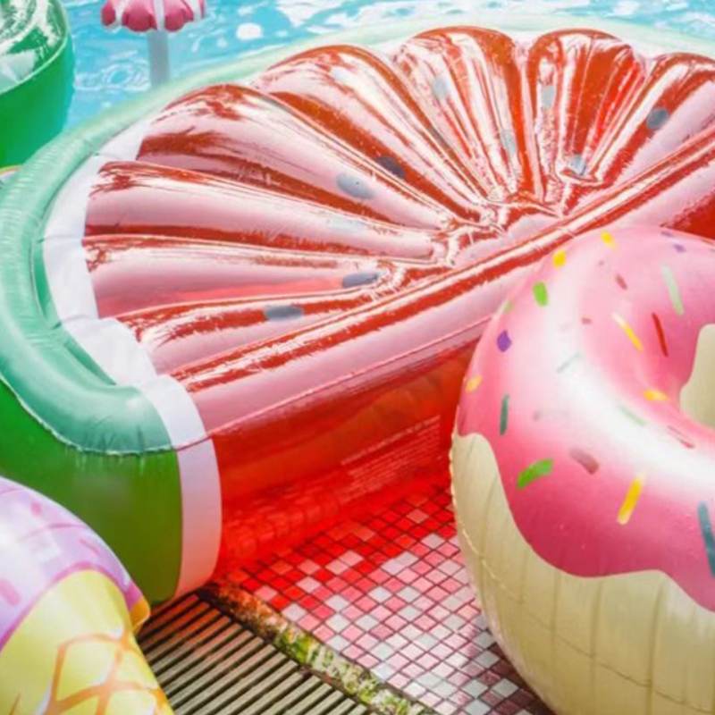 Hur man rengör poolflöten utan att sticka hål?