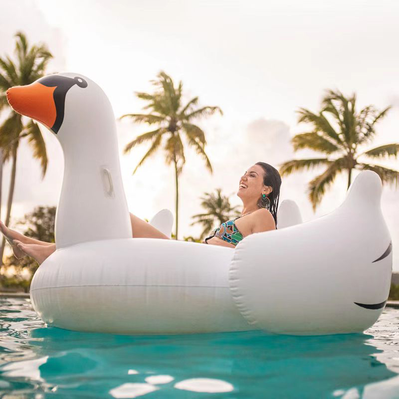 Hur man rengör poolflöten så att de håller på hela sommaren längs?