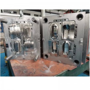 Tre uppsättningar av injektionsformar