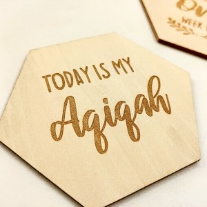 Trästångskort Trälaser snidad polygon baby \\\\: s första födelsedag souvenir baby månad kort