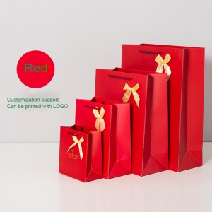 Färgglad presentpapperspåse