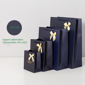 Färgglad presentpapperspåse