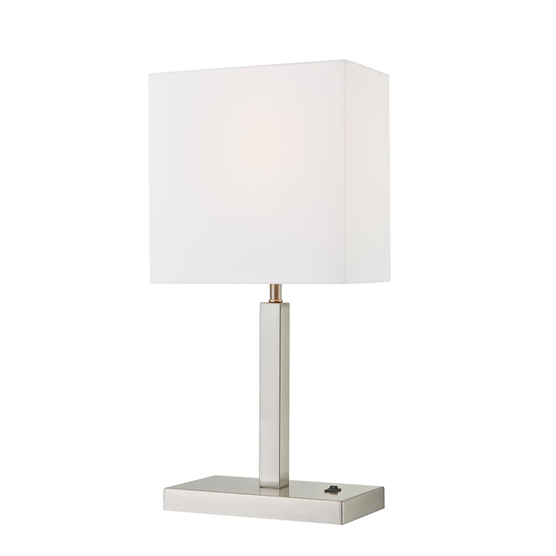 Gästfrihetssvit skrivbordslampa vid gästrummet