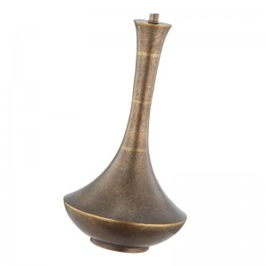 Dekorativ antik järnbordslampa i det offentliga utrymmet