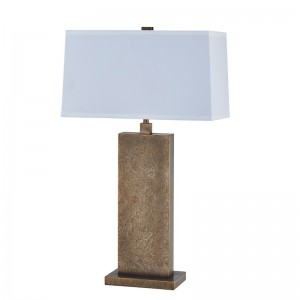 Dekorativ antik järnbordslampa vid ingången till det offentliga utrymmet