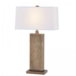 Dekorativ antik järnbordslampa vid ingången till det offentliga utrymmet