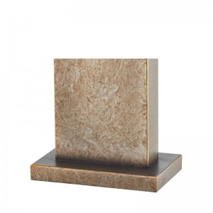 Dekorativ antik järnbordslampa vid ingången till det offentliga utrymmet