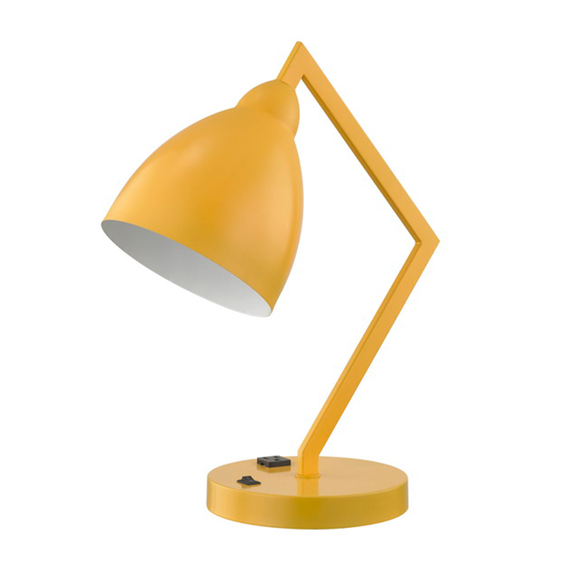 Skrivbordslampa med fast metallarm och huvud med ett integrerat eluttag och på/off rocker switch vid basen för gästrummet