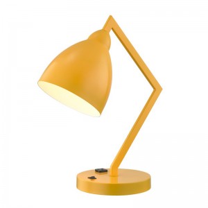 Skrivbordslampa med fast metallarm och huvud med ett integrerat eluttag och på/off rocker switch vid basen för gästrummet