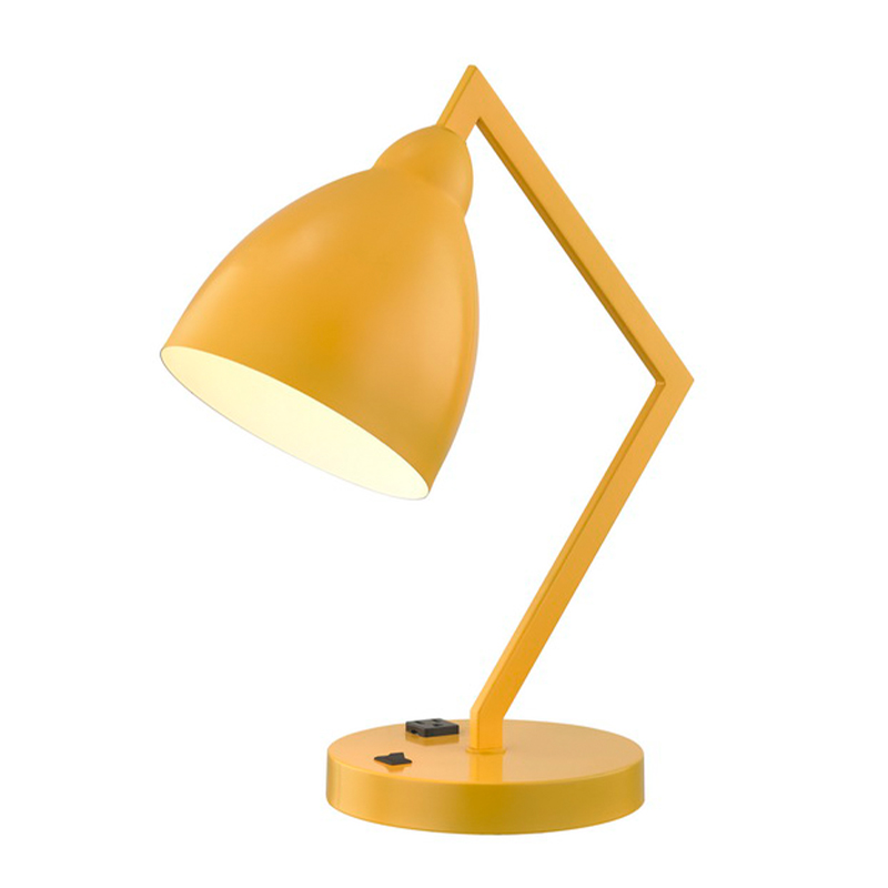 Skrivbordslampa med fast metallarm och huvud med ett integrerat eluttag och på/off rocker switch vid basen för gästrummet