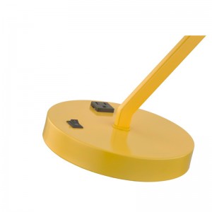 Skrivbordslampa med fast metallarm och huvud med ett integrerat eluttag och på/off rocker switch vid basen för gästrummet