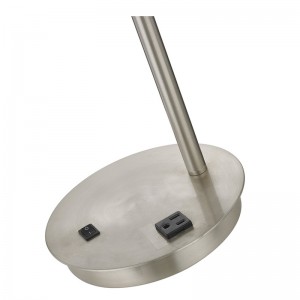 Corbel skrivbordslampa med borstadnickelfinish, en på/off rocker switch och ett bekvämt utlopp på gästrummet