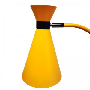 Två toner skrivbordslampa med svart och ljusgul finish, en på/off rocker switch och två praktiska uttag i rum