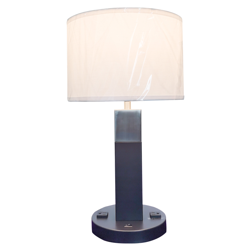 Två toner svarta och borstadenickelfinishbordslampan med en på/off rocker switch och två bekväma uttag på gästrummet