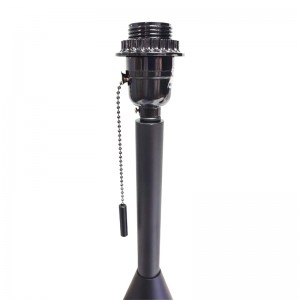 Black Finish Desk Lamp med en dragkedjesbrytare vid gästrummet