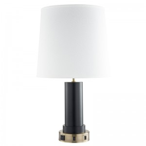 Anpassadnatt och lampa med antik mässing och svart finish, en på/off rocker switch, ett bekvämt utlopp och en USB -laddningsport i gästrummet