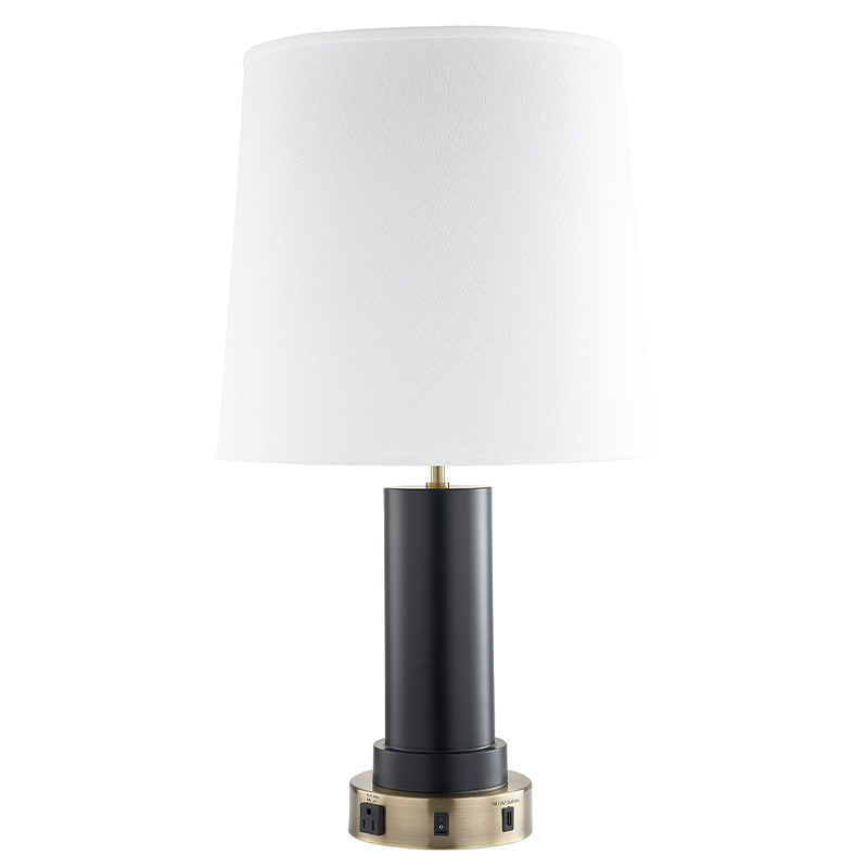 Anpassadnatt och lampa med antik mässing och svart finish, en på/off rocker switch, ett bekvämt utlopp och en USB -laddningsport i gästrummet