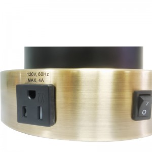 Anpassadnatt och lampa med antik mässing och svart finish, en på/off rocker switch, ett bekvämt utlopp och en USB -laddningsport i gästrummet