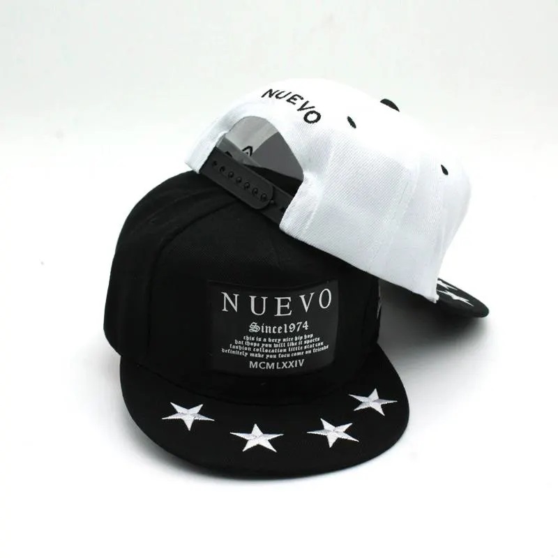 Partihandel läderetikett broderad och skriv ut den senaste designen hiphop sport cap backback hatt