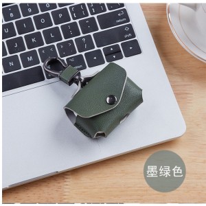 Den lätta designen av Apple AirPods Pro2 passar perfekt och är utsökt och praktisk. Det super starka skyddande hörlursfallet är tillverkat av högkvalitativa material, som effektivt kan motstå damm, repor och oavsiktliga effekter