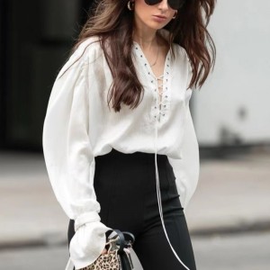 Fransk vit långärmad skjorta 2023 Ny utblåst ärm tunt temperament V-Neck designkänsla bunden skjorta blus