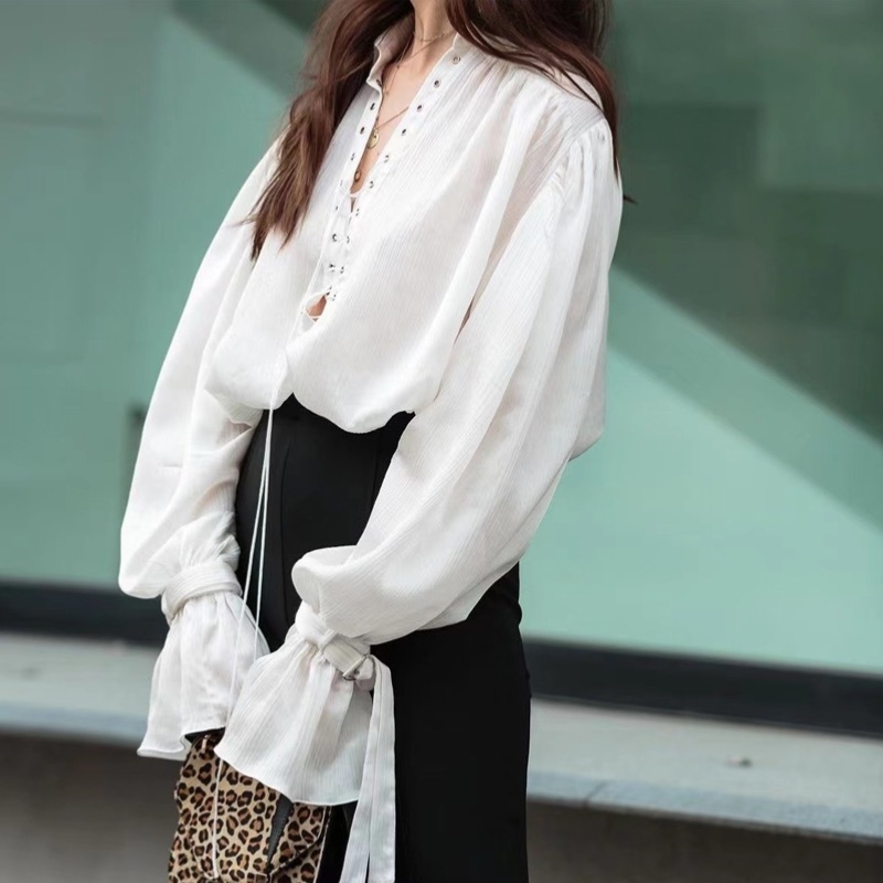 Fransk vit långärmad skjorta 2023 Ny utblåst ärm tunt temperament V-Neck designkänsla bunden skjorta blus