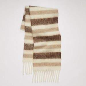 Partihandel lyxiga kvinnor och män som stickar ull halsduk