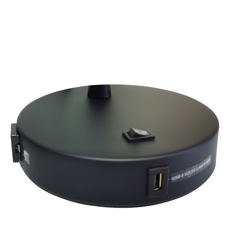 Matt svart skrivbordsljus med en på/off rocker switch, ett bekvämt utlopp och en USB -laddningsport på hotellets gästrum