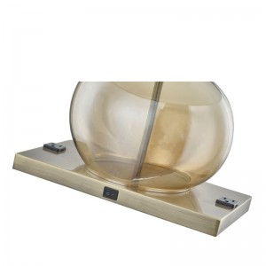 Embassy Suites Hotel Amber Glass Table Lamp med en på/off rocker switch, två praktiska butiker på hotellets gästrum