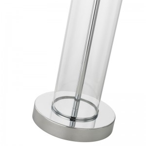 Klar glasbordslampa med polerad kromfinish på hotellets gästrum