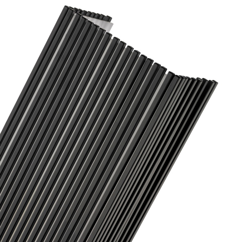 Hampton Inn Hotel Metal Wall Sconce med matt svart finish och akryldiffusor inuti på hotellets typiska golvkorridorer