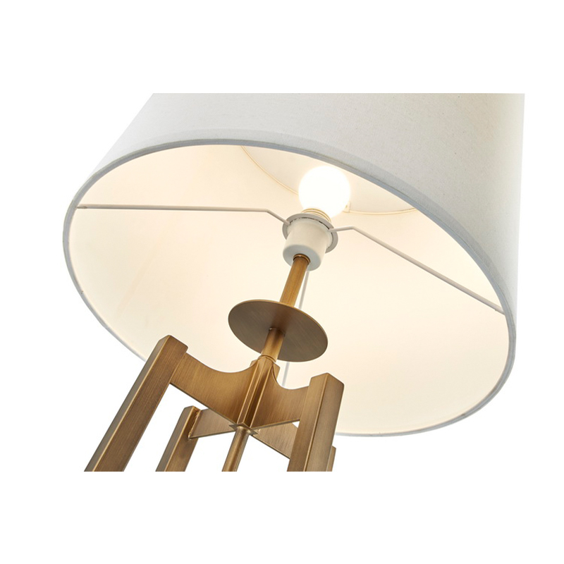 Hyatt Hotel Soffa bredvid golvlampa med antik guldfinish på gästrummet