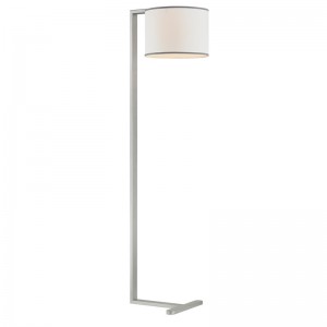 Hiltom Hotel Soffa bredvid golvlampa med silverfinish på gästrummet