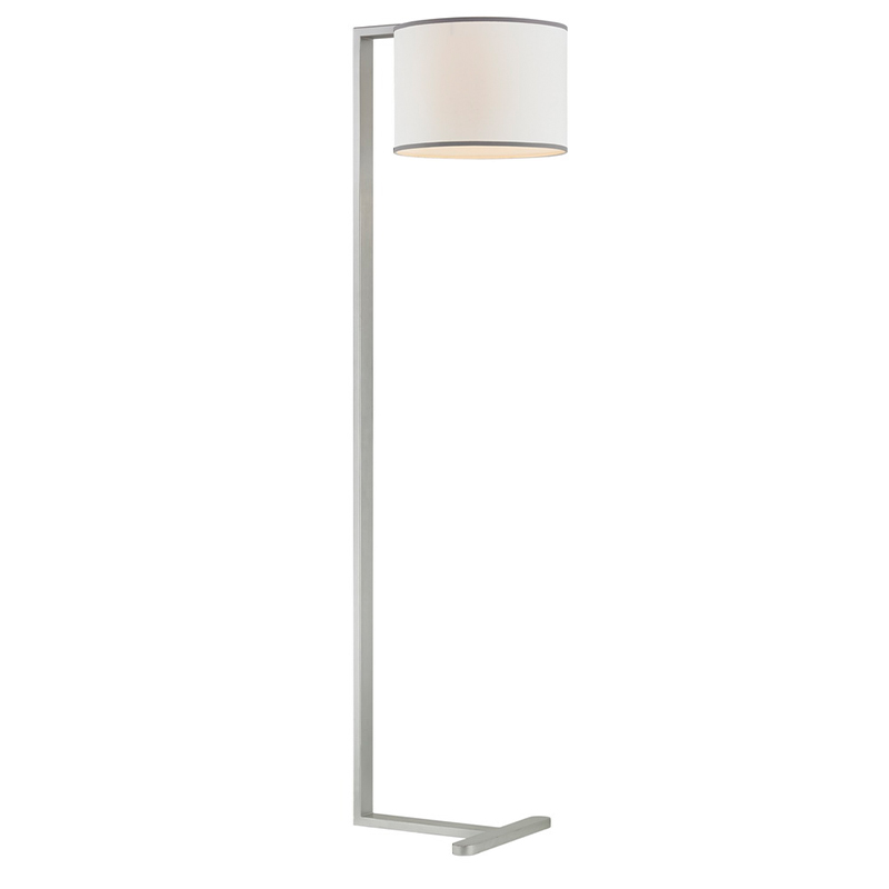Hiltom Hotel Soffa bredvid golvlampa med silverfinish på gästrummet