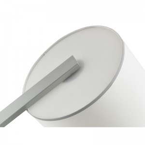 Hiltom Hotel Soffa bredvid golvlampa med silverfinish på gästrummet