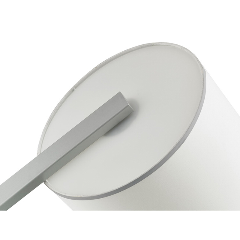 Hiltom Hotel Soffa bredvid golvlampa med silverfinish på gästrummet