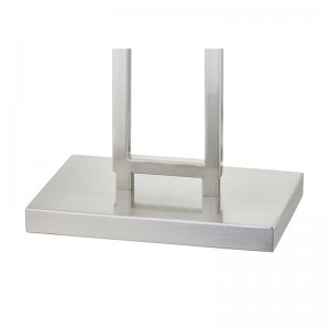 Marriott Hotel Soffa bredvid golvlampa med borstadnickelfinish på gästrummet