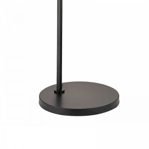 Waterwalk Hotel Soffa bredvid golvlampa med matt svart finish på gästrummet